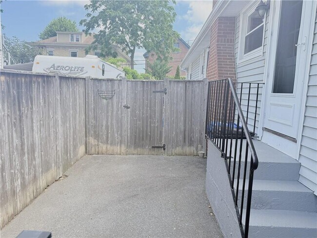 Building Photo - 25 Thurston Ave