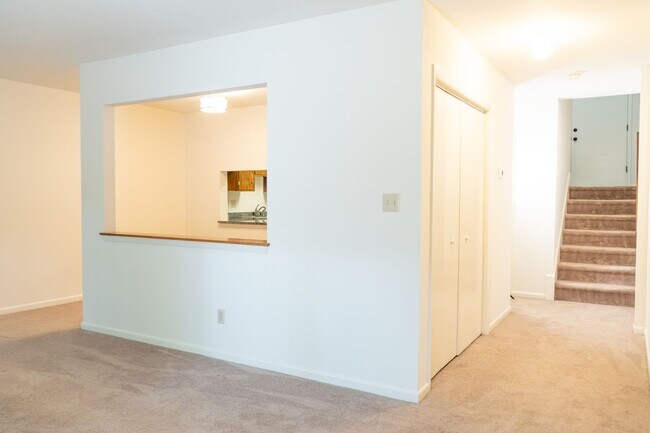 Building Photo - 2 Bedroom Townhouse Available in July