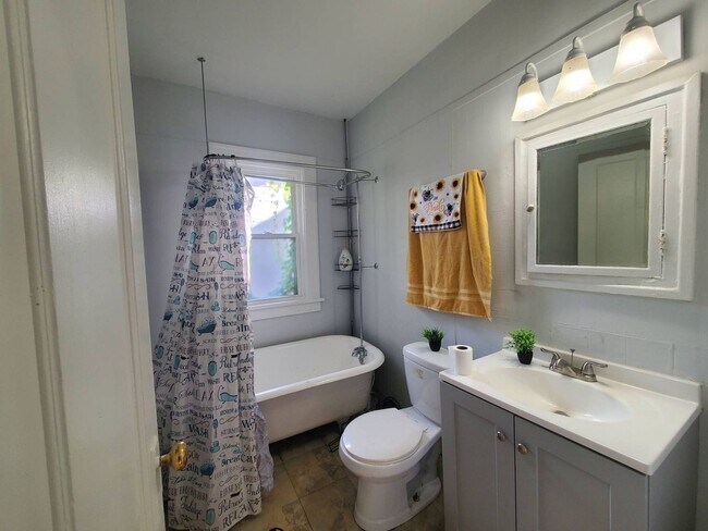 Building Photo - 15711 Grovewood Ave