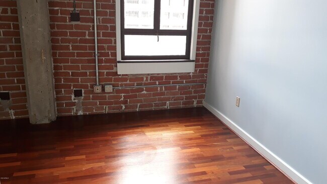 Building Photo - 114 W Adams St