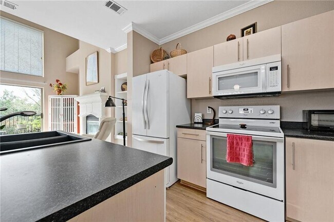 Building Photo - RARE FIND ALICANTE CONDOMINIUMS - 3 BEDROOMS / 3 BATHROOMS