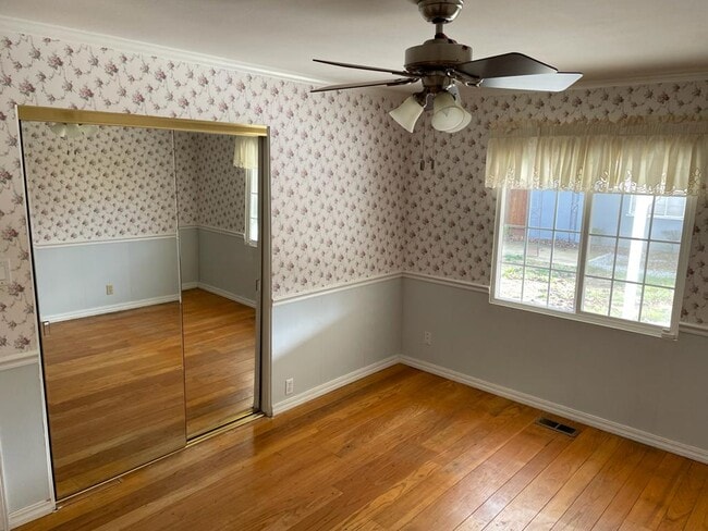 Building Photo - 130 E Emerson Ave