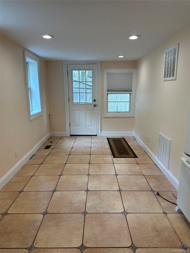 Building Photo - 162 Spring Rd