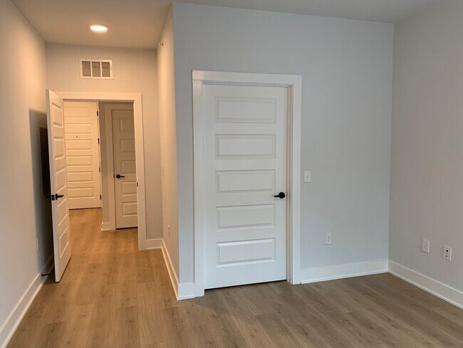 Building Photo - 2 Bedroom 2 Bath Condo w/ Fenced In Yard!