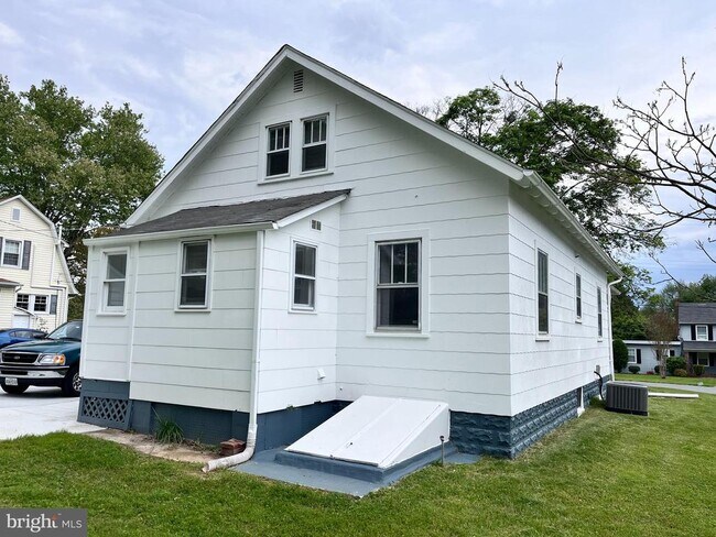 Building Photo - 116 2nd Ave