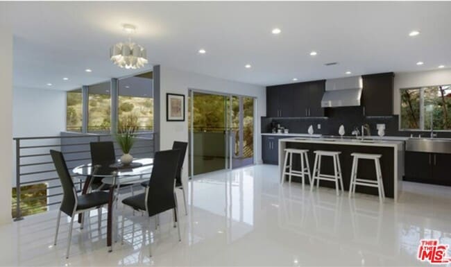 Building Photo - 3624 Avenida Del Sol
