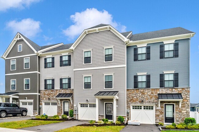 Building Photo - THREE LEVEL TOWN HOUSE IN KELLERTON