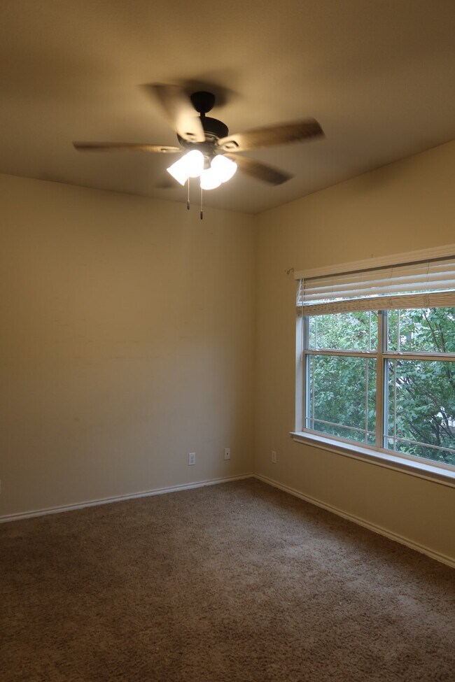 Building Photo - Now Pre-Leasing for Fall 2026–Spring 2027!