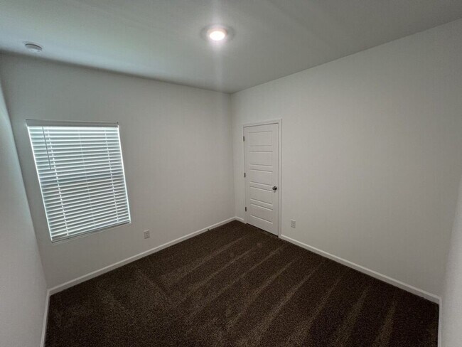 Building Photo - Charming 3 Bed, 2 Bath Home in Prime Locat...