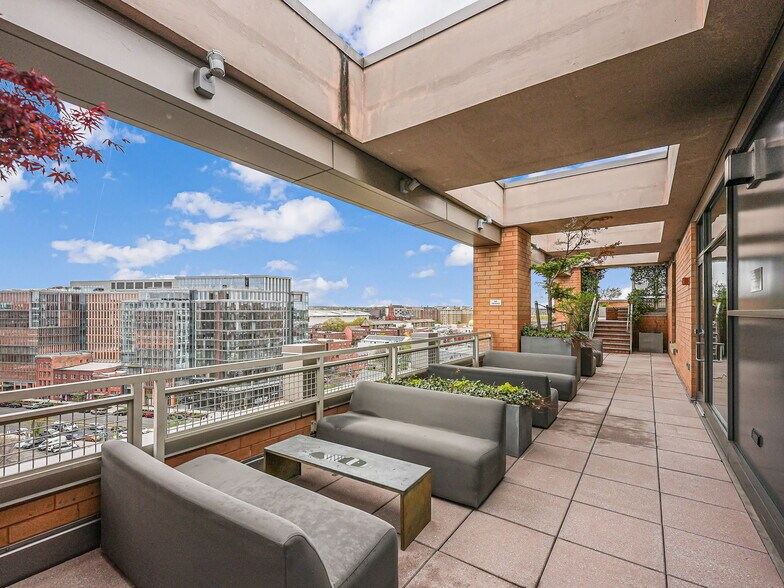 Building Photo - 440 L St NW
