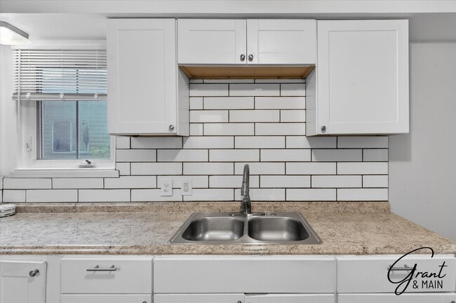 Building Photo - $1,350 - 3 Bed / 1 Bath  Home