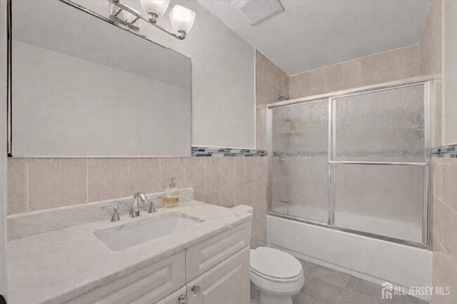 Building Photo - 306 Bromley Pl