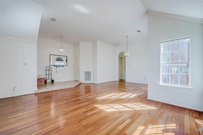 Building Photo - 7030 River Garden Dr