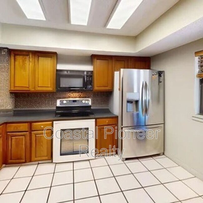 Building Photo - 12356 Capri Cir N