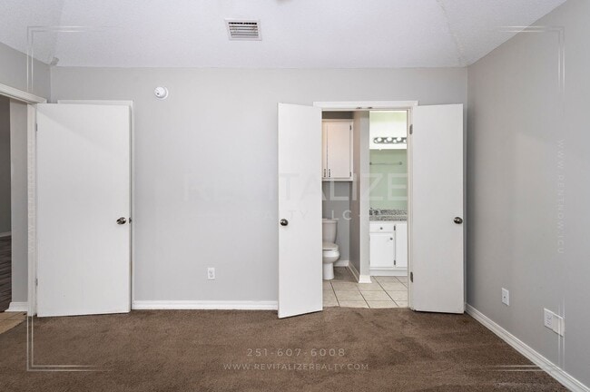 Building Photo - Alluring 3 Bed 2 Bath Home by Medal of Honor Park!