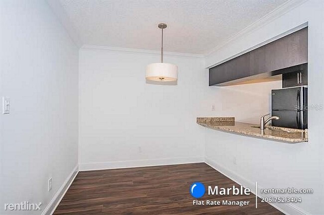 Building Photo - 2 br, 1 bath Condo - 3102 W Horatio St Uni...