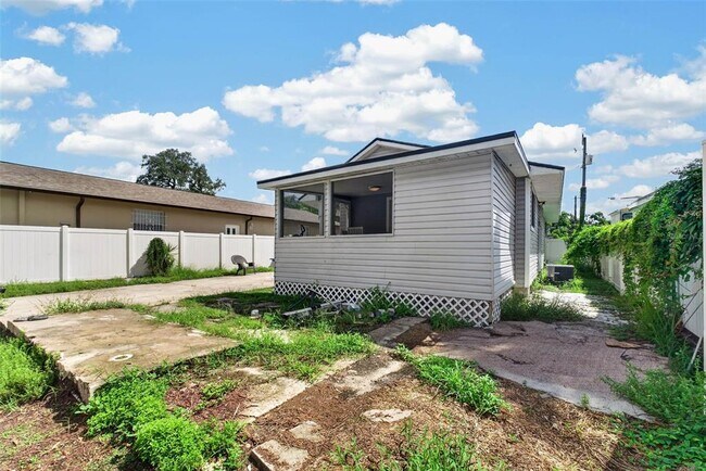 Building Photo - 8114 N Edison Ave