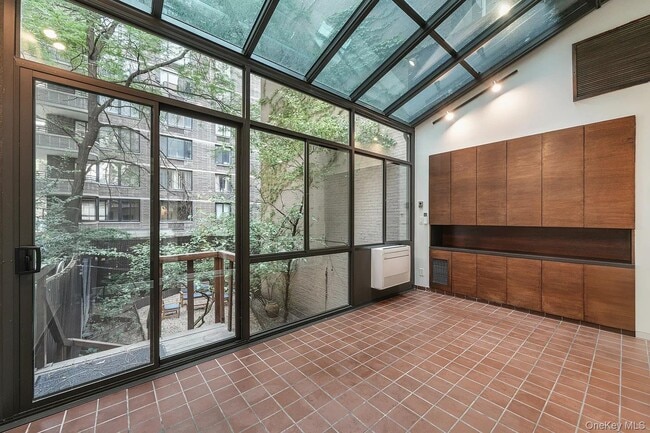 Building Photo - 322 E 50th St