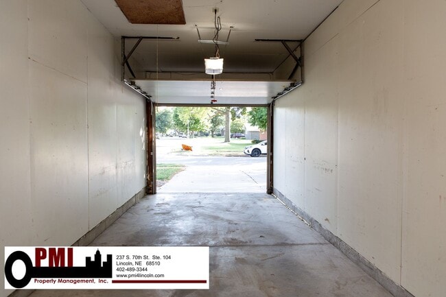 Building Photo - 8030 N Hazelwood Dr
