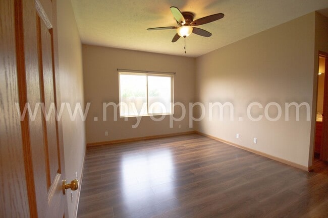 Building Photo - spacious 4-bedroom, 3-bathroom