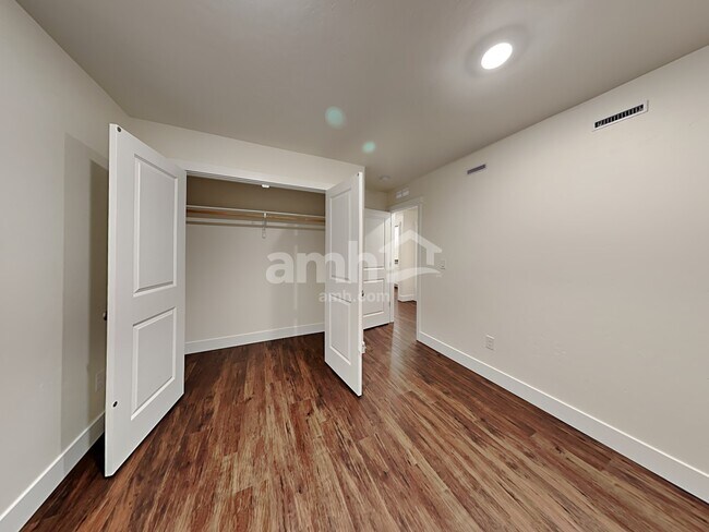 Building Photo - 1053 Woodsome Ave