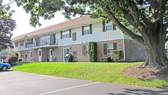 Building Photo - Crimson King Estates