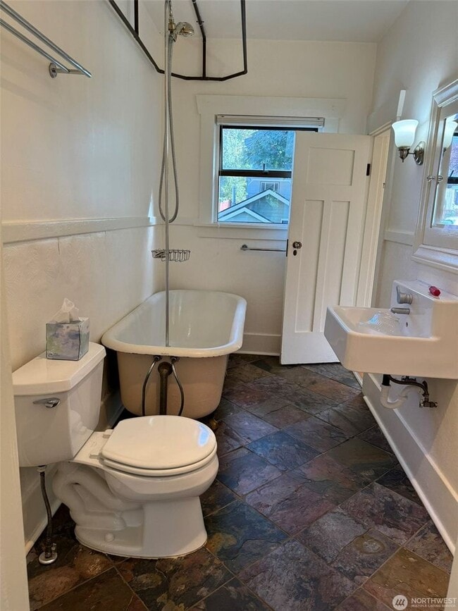Building Photo - 3Bd/1.75Ba Seattle House