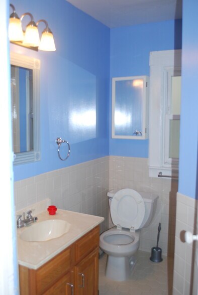 Building Photo - 220 N 4th Ave