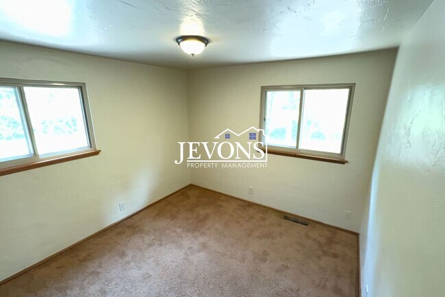 Building Photo - Available Now! 4-bedroom, 2-bathroom house in SeaTac
