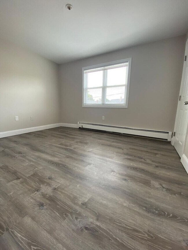 Building Photo - Fully Renovated 2 Bed with Heat, Hot Water and gas for cooking included.