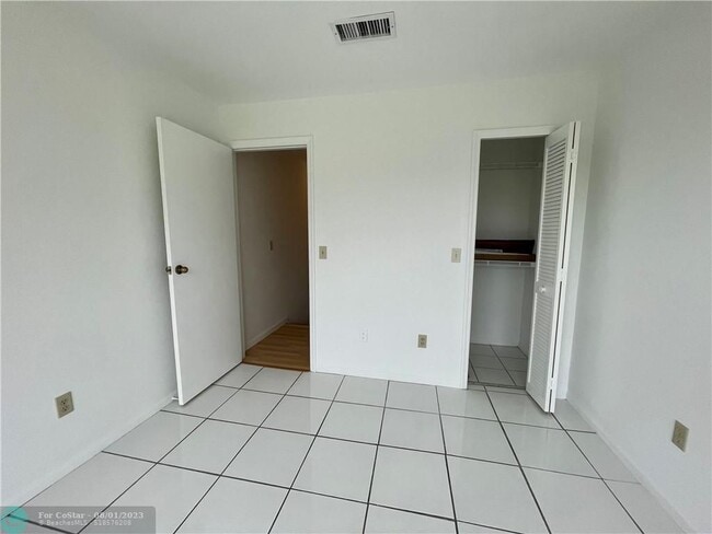 Building Photo - 10253 Riverbend Terrace