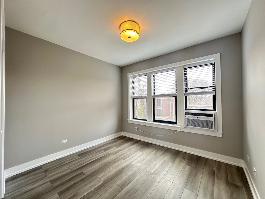 Building Photo - 3842 N Janssen Ave