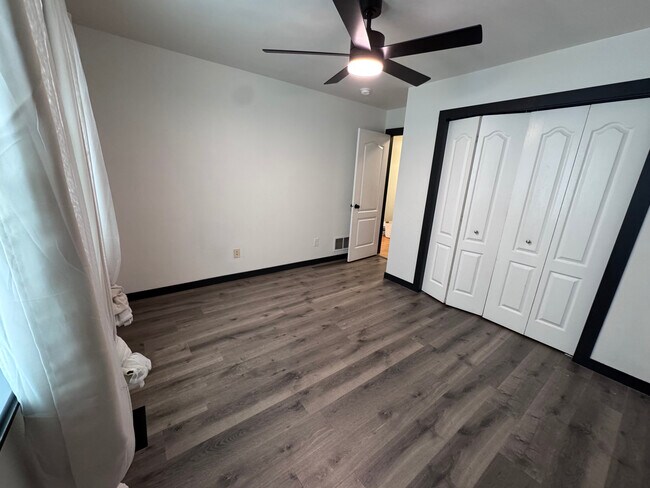 Building Photo - 705 Green Tree Dr