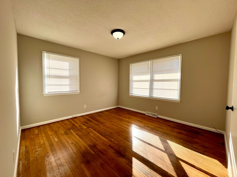 Building Photo - 510 Martha Ave