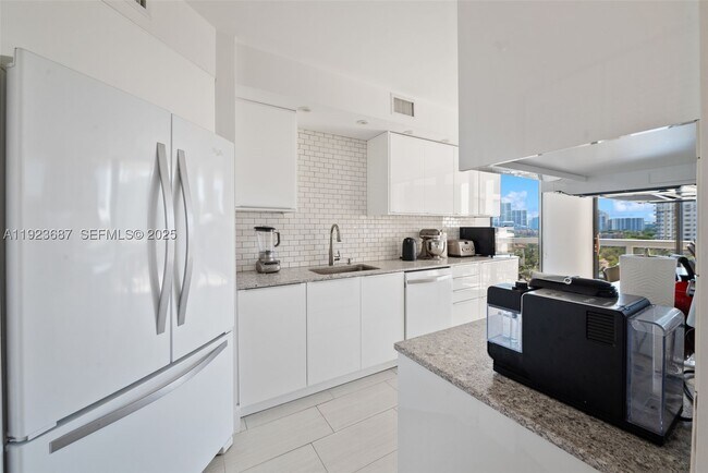 Building Photo - 20185 E Country Club Dr