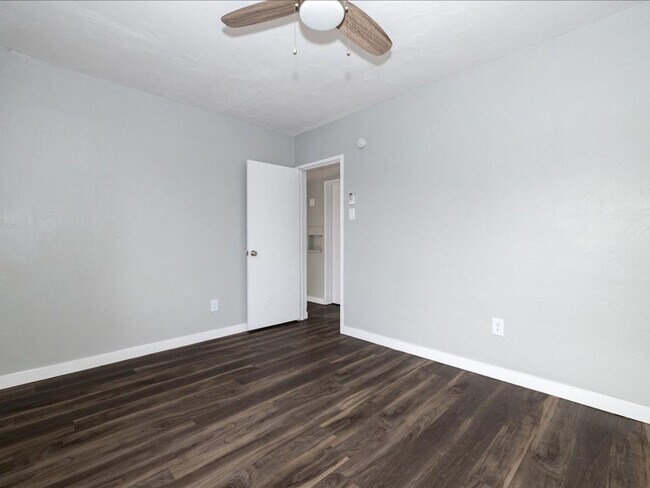 Building Photo - 2 Bedroom 1 Bathroom with Enclosed Backyard!