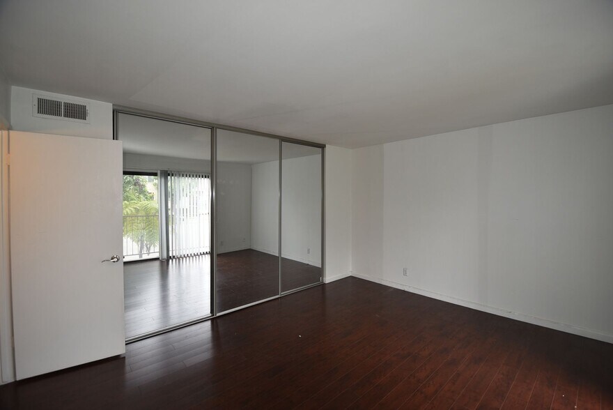 Building Photo - 15128 Burbank Blvd