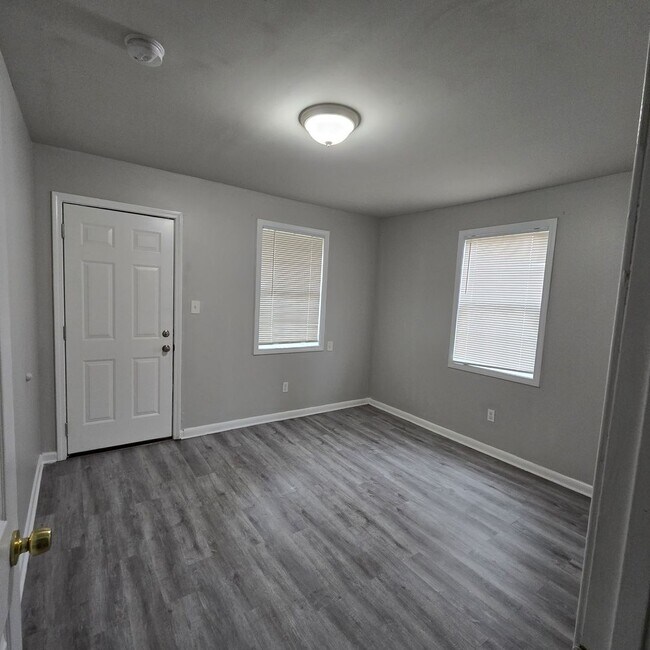 Building Photo - Charming Apartment Unit