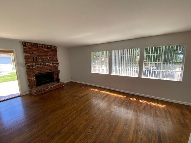 Building Photo - Charming 3 Bedroom Home in Quiet Tree-Line...