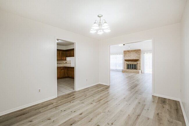 Building Photo - 2815 Arrowhead Dr