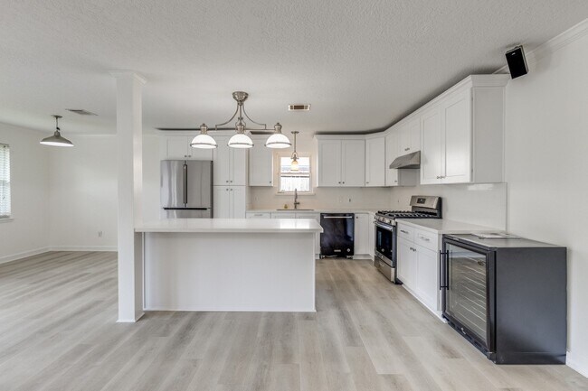 Building Photo - 6903 Alderney Dr