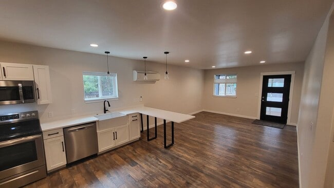 Building Photo - 1460 NW Newport Ave