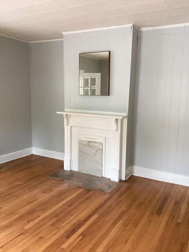 Building Photo - Nice Two Bedroom Two Bath Home