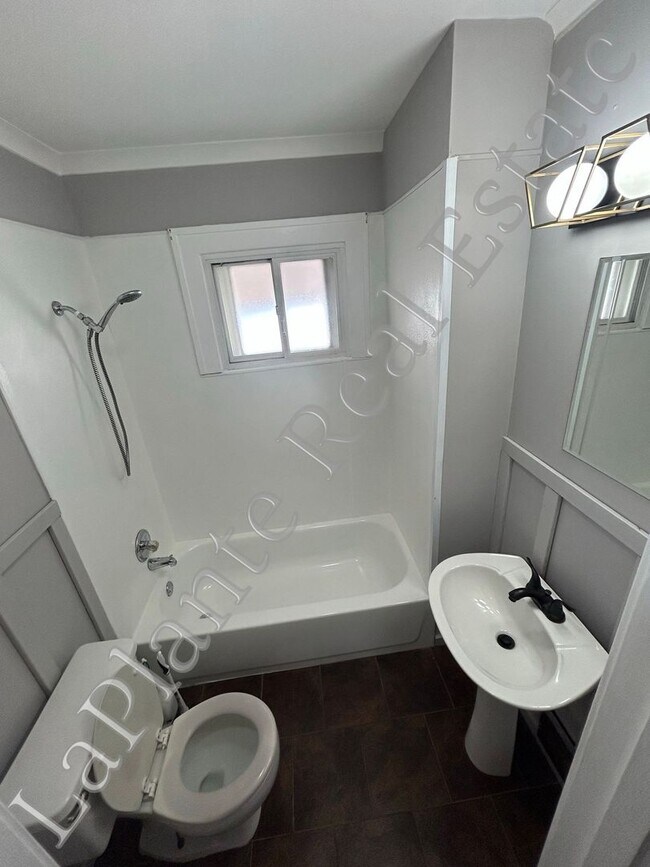 Building Photo - Charming 2-Bedroom Home in Toledo – Cozy &...