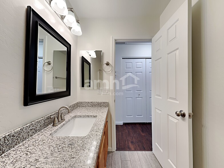 Building Photo - 8745 E Lindner Ave