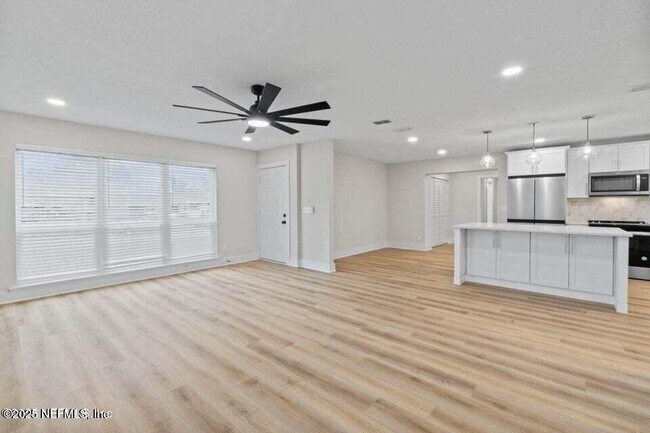 Building Photo - 10856 Hawaii Dr S