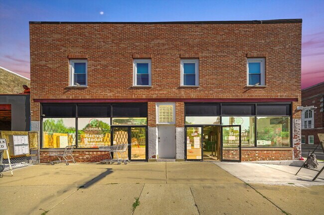 Building Photo - Freshly Renovated 4BR Apartment