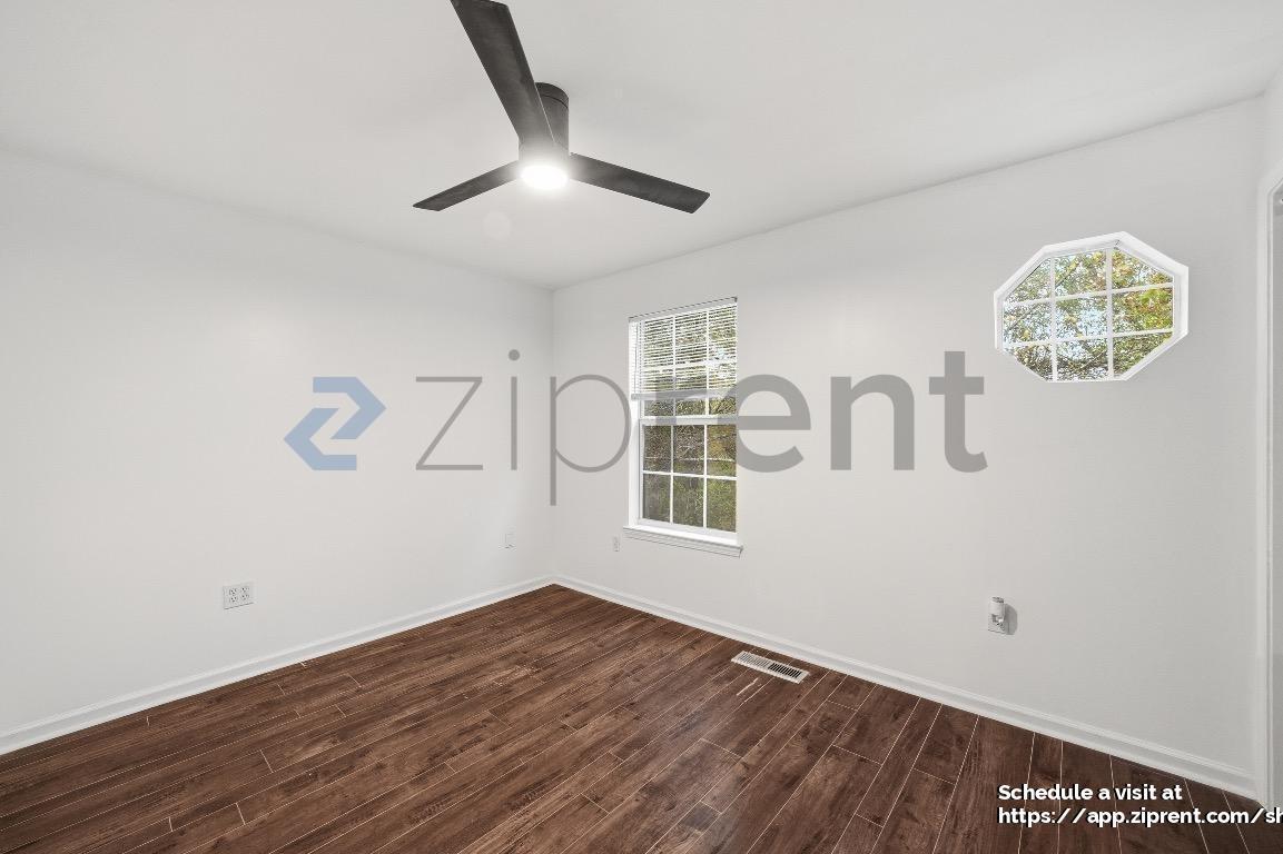 Building Photo - 584 Windsor St SW