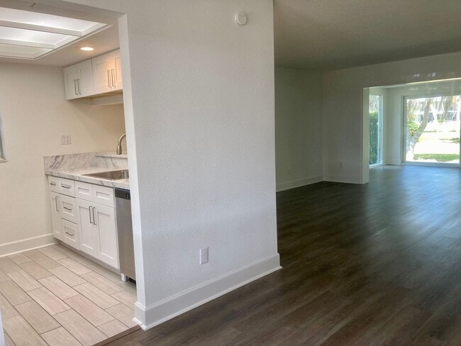 Building Photo - 2 bedroom, 2 bath condo ready to go!