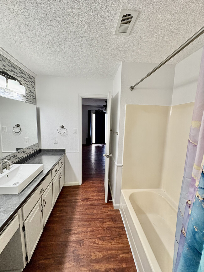 Master bathroom - 1611 Somerset Dr